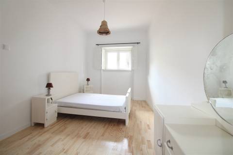 Apartamento T4 próximo Faculdade de Economia