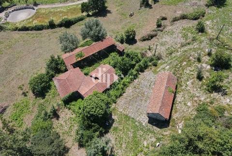 Quinta para restauro com 65.000 m2