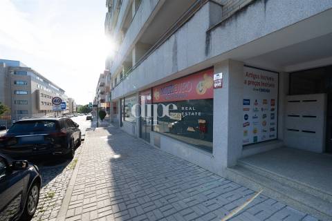 Loja com 220 m2 em Guimarães