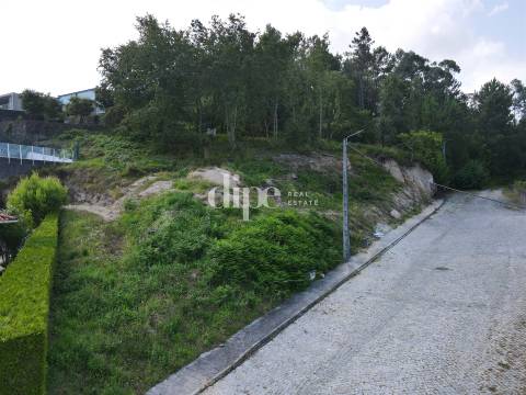 Lote de terreno com vistas panorâmicas para a cidade de Guimarães