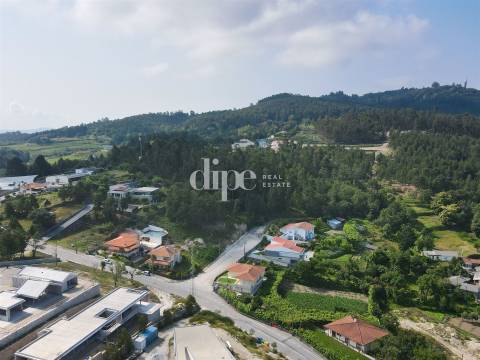 Lote de terreno com vistas panorâmicas para a cidade de Guimarães