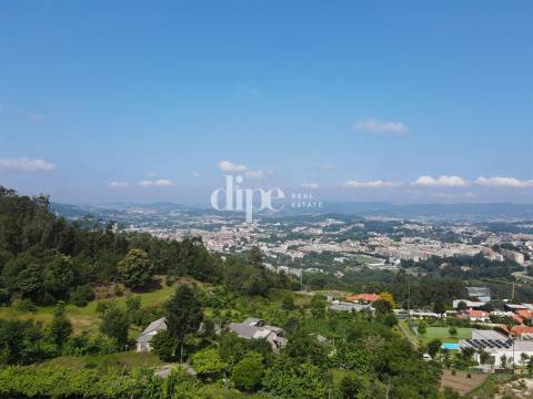 Lote de terreno com vistas panorâmicas para a cidade de Guimarães