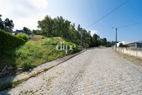 Lote de terreno com vistas panorâmicas para a cidade de Guimarães