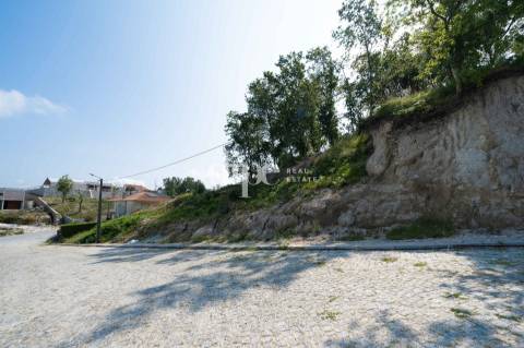 Lote de terreno com vistas panorâmicas para a cidade de Guimarães