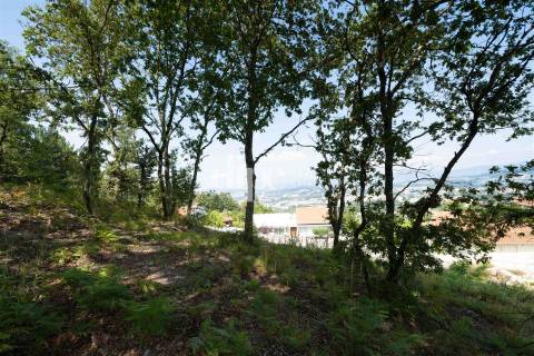 Lote de terreno com vistas panorâmicas para a cidade de Guimarães