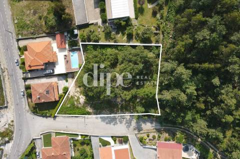 Lote de terreno com vistas panorâmicas para a cidade de Guimarães