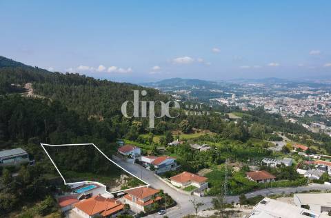 Lote de terreno com vistas panorâmicas para a cidade de Guimarães