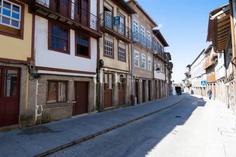 Prédio para restauro no centro de Guimarães