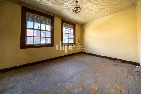 Prédio para restauro no centro de Guimarães