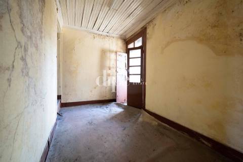 Prédio para restauro no centro de Guimarães