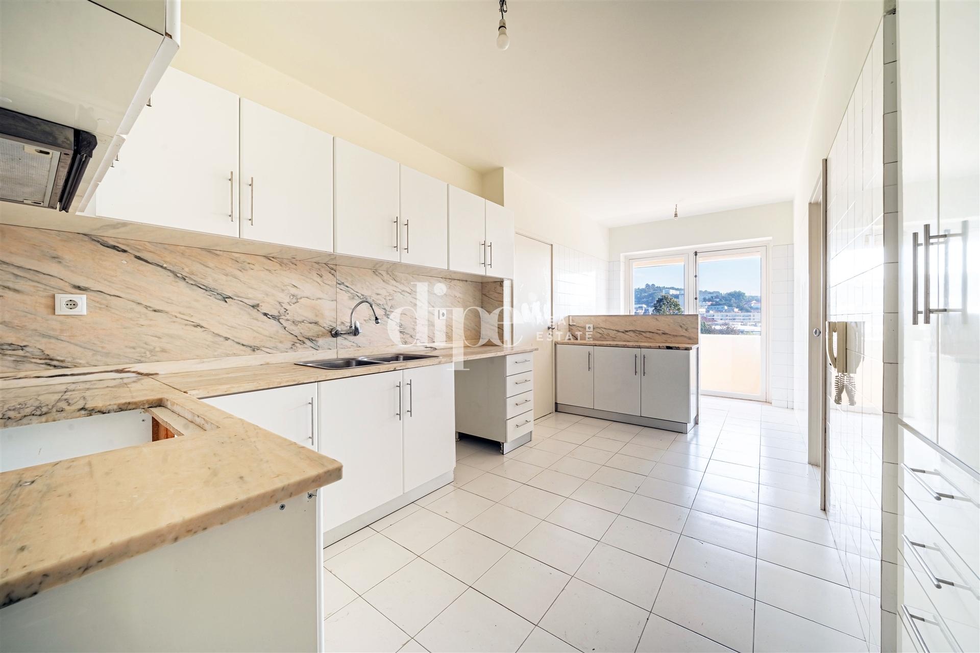 Apartamento T3+1 na Av. de Londres