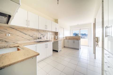 Apartamento T3+1 na Av. de Londres