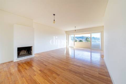 Apartamento T3+1 na Av. de Londres