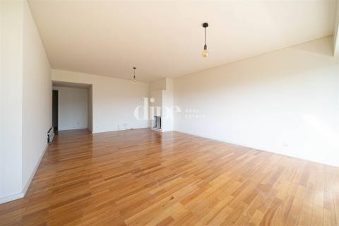 Apartamento T3+1 na Av. de Londres