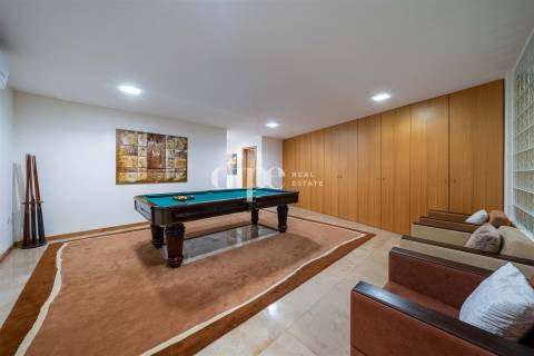 Moradia com piscina e vistas panorâmicas