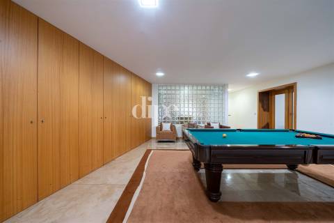 Moradia com piscina e vistas panorâmicas