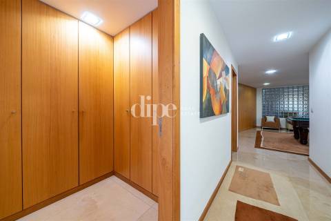 Moradia com piscina e vistas panorâmicas