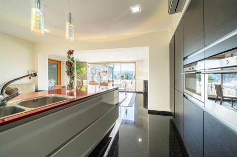 Moradia com piscina e vistas panorâmicas