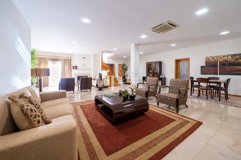 Moradia com piscina e vistas panorâmicas