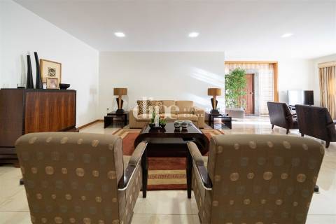 Moradia com piscina e vistas panorâmicas