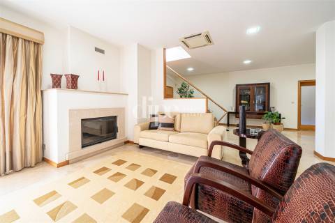 Moradia com piscina e vistas panorâmicas