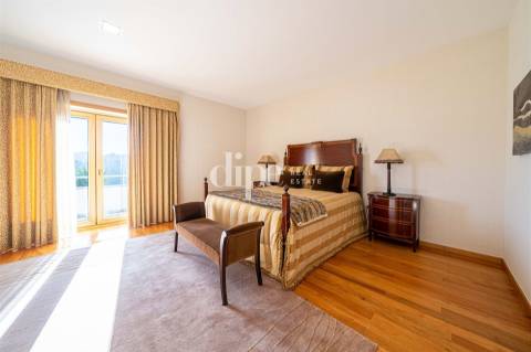 Moradia com piscina e vistas panorâmicas