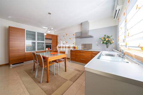 Moradia com piscina e vistas panorâmicas