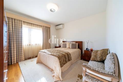 Moradia com piscina e vistas panorâmicas