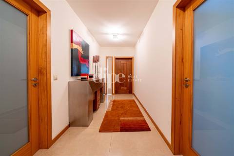 Moradia com piscina e vistas panorâmicas