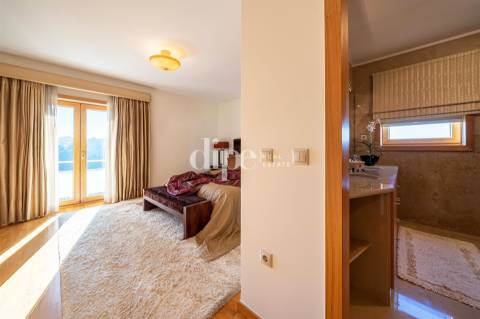 Moradia com piscina e vistas panorâmicas