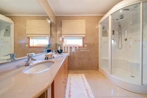 Moradia com piscina e vistas panorâmicas