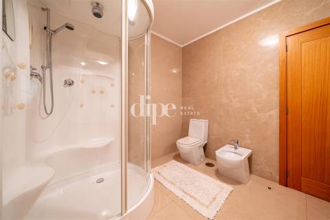 Moradia com piscina e vistas panorâmicas