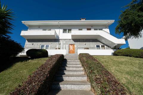 Moradia com piscina e vistas panorâmicas