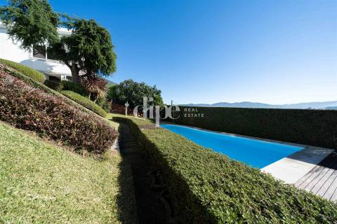 Moradia com piscina e vistas panorâmicas
