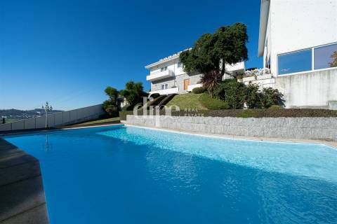 Moradia com piscina e vistas panorâmicas