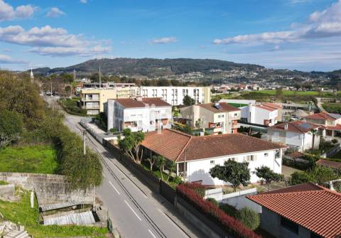 Moradia com 4 suítes e amplo jardim