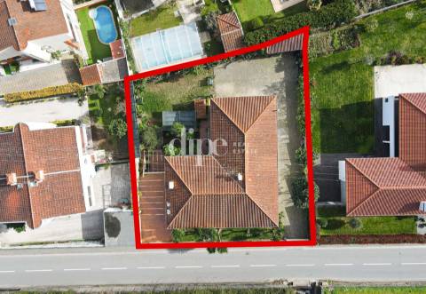 Moradia com 4 suítes e amplo jardim