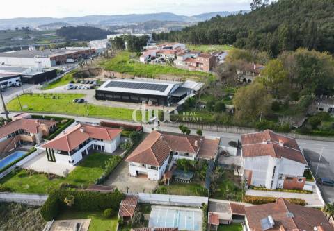 Moradia com 4 suítes e amplo jardim