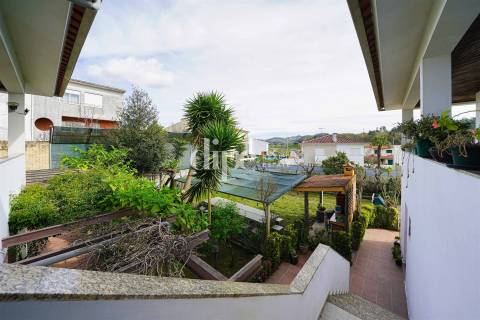 Moradia com 4 suítes e amplo jardim