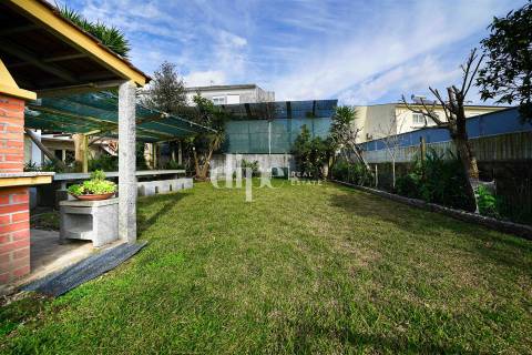 Moradia com 4 suítes e amplo jardim