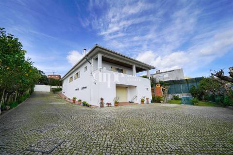 Moradia com 4 suítes e amplo jardim