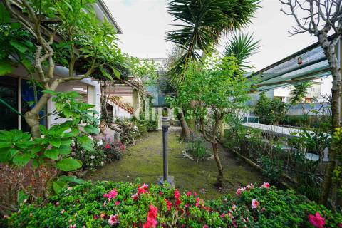 Moradia com 4 suítes e amplo jardim