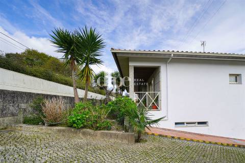 Moradia com 4 suítes e amplo jardim