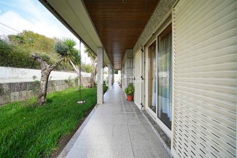 Moradia com 4 suítes e amplo jardim