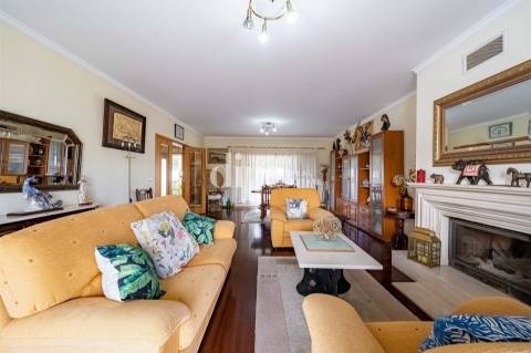 Moradia com 4 suítes e amplo jardim