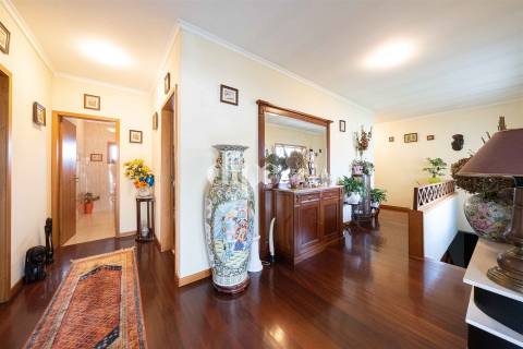 Moradia com 4 suítes e amplo jardim