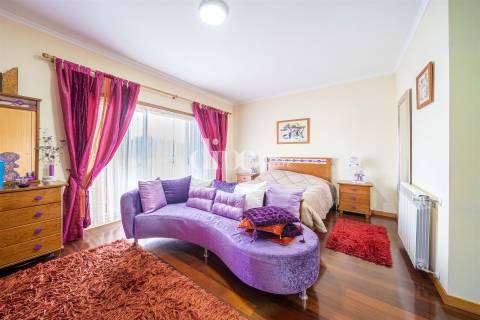 Moradia com 4 suítes e amplo jardim