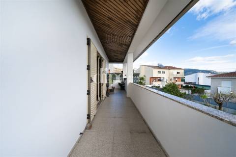 Moradia com 4 suítes e amplo jardim