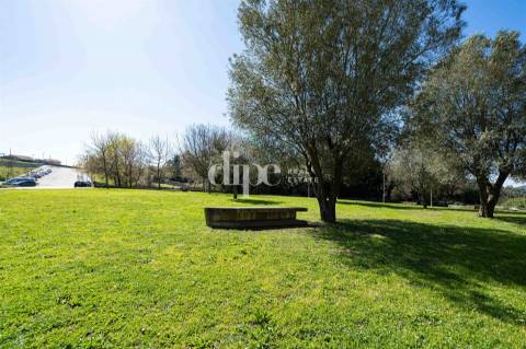 Lote de terreno com 854 m2 para construção de moradia individual