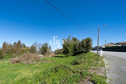 Lote de terreno para habitação bifamiliar e comércio/serviços